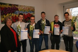Alweer een certificaat, bloemen en taart voor Cambreurleerlingen